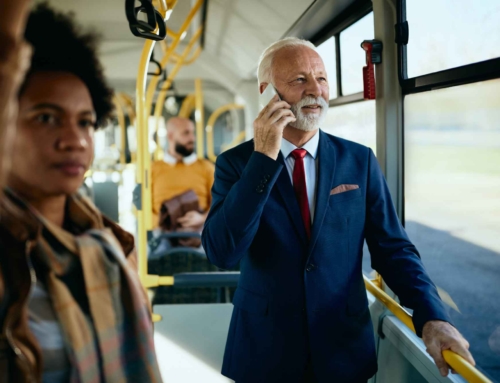 Senior stürzt im Bus bei Vollbremsung – kein Schmerzensgeld